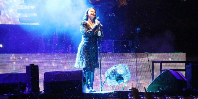 ŞEBNEM FERAH SAHNEDE İZLEYENLERİNİ ŞAŞIRTTI