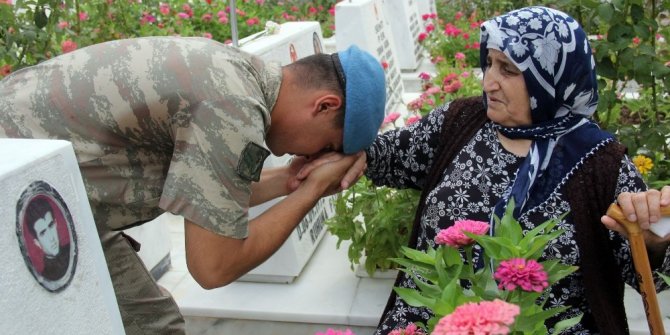 ASKERLER DUA EDİP ŞEHİT ANNELERİNİN ELİNİ ÖPTÜ