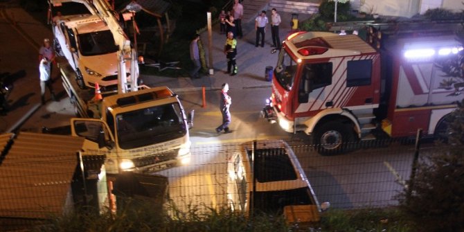 EL FRENİNİ ÇEKMEYİ UNUTTU, OTOMOBİL BAHÇEYE UÇTU