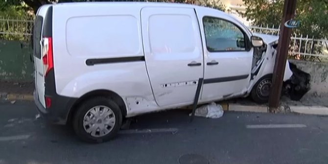 OTOMOBİL DUVARA ÇARPTI, ARAÇTAKİLER SIKIŞTI: 2 YARALI