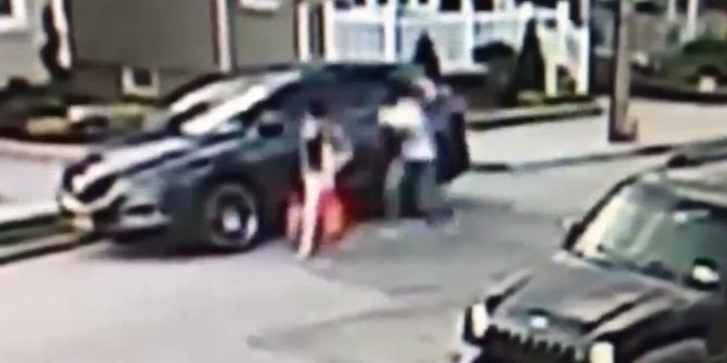 ARKASINDAN YAKLAŞTIĞI KADINI...