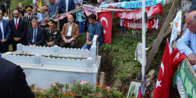 BAKAN SOYLU’DAN EREN BÜLBÜL’ÜN MEZARINA ZİYARET