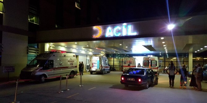 BAYRAMLAŞMADAN DÖNEN AİLE KAZA YAPTI: 5 YARALI