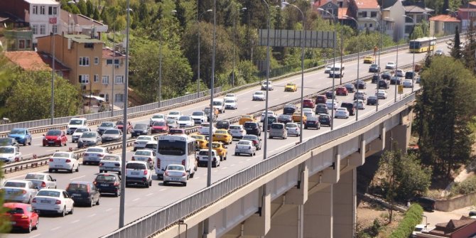 BAYRAM ZİYARETLERİ TRAFİK YOĞUNLUĞUNU GERİ GETİRDİ