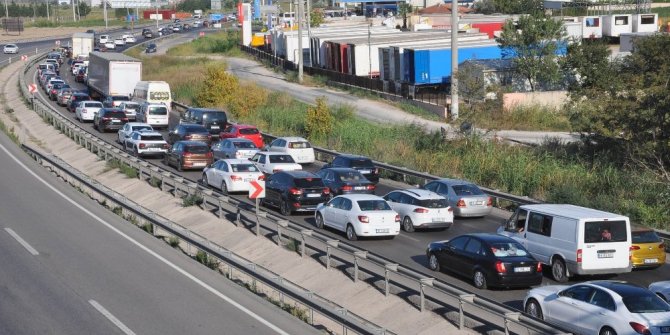 BURSA-İZMİR YOLUNDA KİLOMETRELERCE ARAÇ KUYRUĞU OLUŞTU