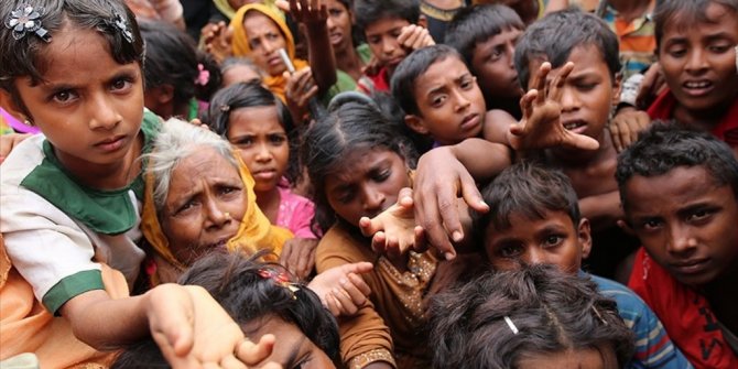 30 BİNİ AŞKIN ARAKANLI MÜSLÜMAN DAĞLIK ARAZİDE SIKIŞIP KALDI