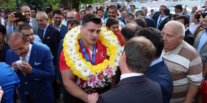 RIZA KAYAALP VE ATAKAN YÜKSEL’E COŞKULU KARŞILAMA