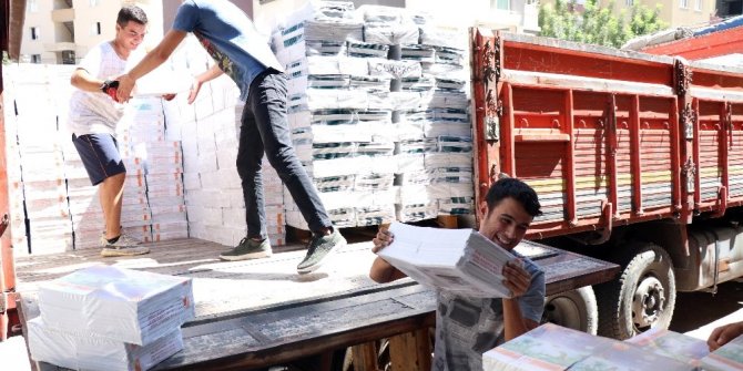 ’ÜNİVERSİTELİ HAMALLAR’ KİTAP TAŞIYARAK HARÇLIK ÇIKARTIYOR