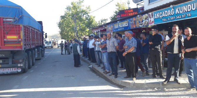 TEKİR’DE VATANDAŞLAR YOLU KAPATTI