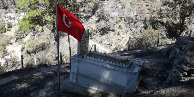 MEZARLIK YANDI, TÜRK BAYRAĞI YANMADI