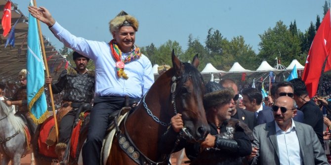 BAŞBAKAN ATA BİNDİ