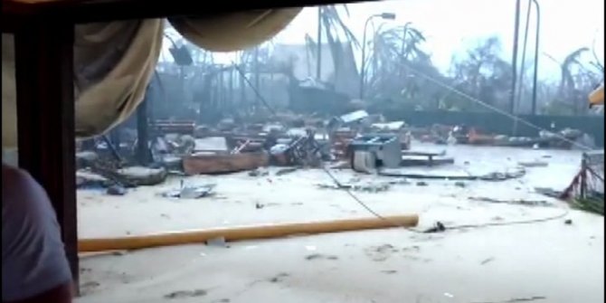 IRMA KASIRGASI İNGİLİZ MİLYARDERİN EVİNİ YERLE BİR ETTİ