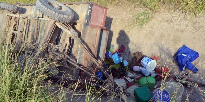 İŞÇİLERİN BULUNDUĞU RÖMORK KANALA YUVARLANDI: 19 YARALI