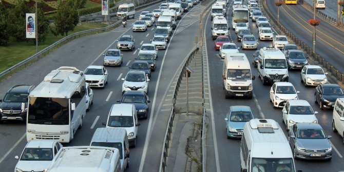 OKUL SERVİSLERİ TRAFİĞE ÇIKTI, YOĞUNLUK ARTTI