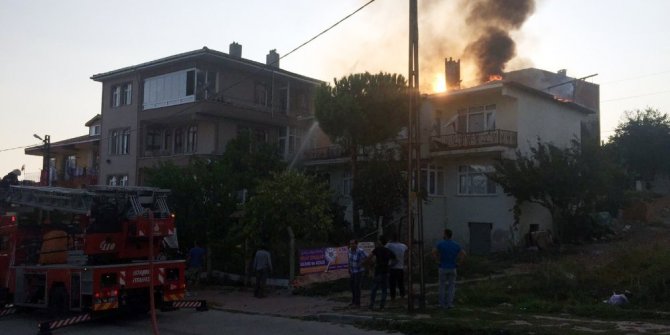 2 KATLI BİNANIN ÇATISI ALEV ALEV YANDI
