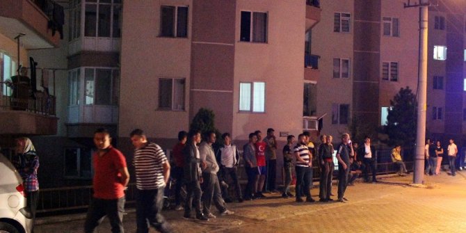 “YARDIM EDİN” DİYE BAĞIRAN GENÇ MAHALLEYİ SOKAĞA DÖKTÜ