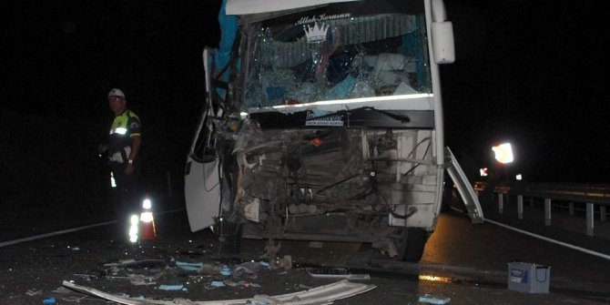 MİDİBÜS TIRA ARKADAN ÇARPTI: ÇOK SAYIDA YARALI VAR