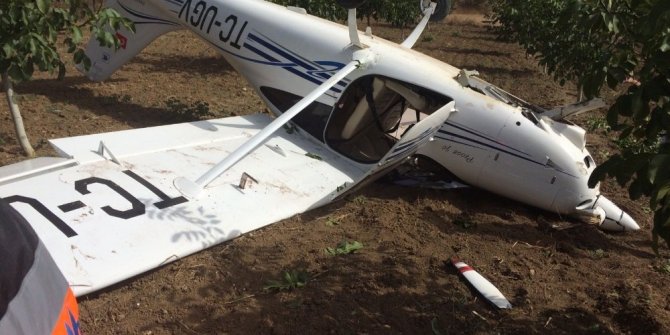 UÇAK TARLAYA İNDİ