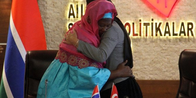 BAKAN KAYA’YA BÖYLE SARILDI