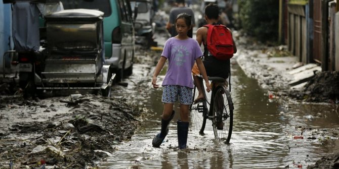 FİLİPİNLER TROPİK FIRTINA VE TAYFUNUN ETKİSİNDE