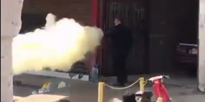 BIÇAKLI SALDIRGANA YANGIN TÜPÜYLE MÜDAHALE