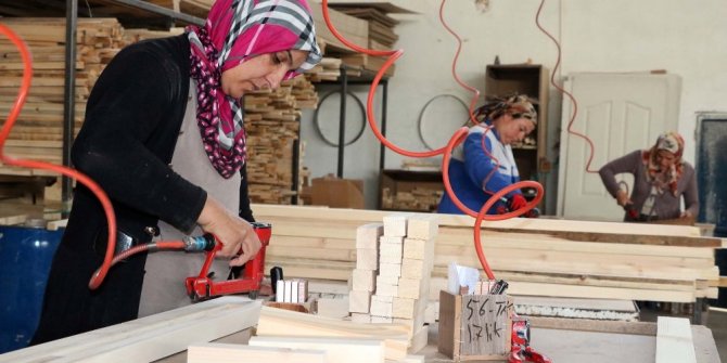 AHŞAP KAPI YAPAN KADINLAR ERKEKLERE TAŞ ÇIKARTIYOR