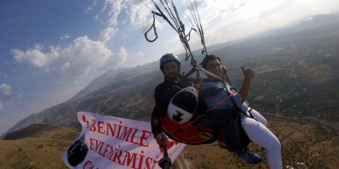 ÇILGIN AŞIKTAN HAVADA EVLENME TEKLİFİ