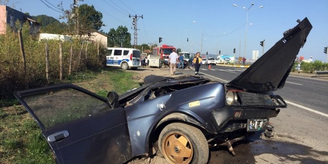 OTOBÜSÜN ÇARPTIĞI OTOMOBİL İKİYE BÖLÜNDÜ: 3 YARALI