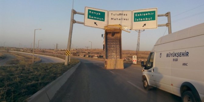 DAMPERİ AÇIK KALAN KAMYON ŞAHA KALKTI