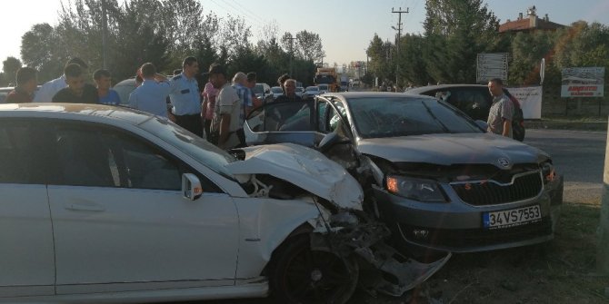 4 KİŞİLİK AİLEYİ HAVA YASTIĞI KURTARDI