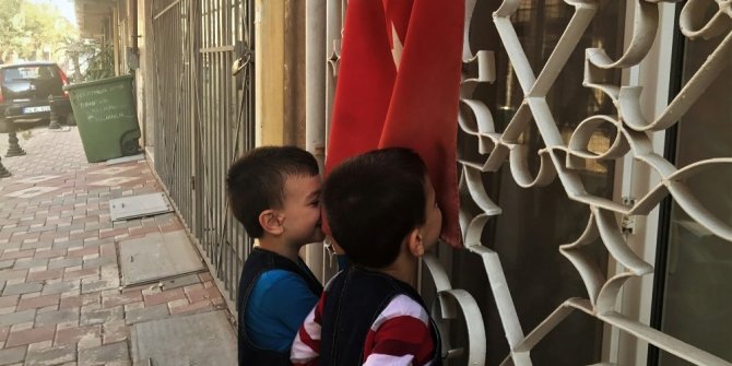 SURİYELİ ÖĞRENCİLER TÜRK BAYRAĞINI ÖPTÜ