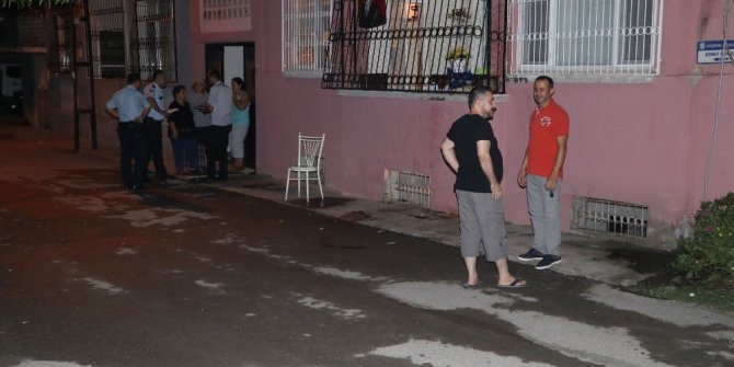 BALKONDA OTURAN ADAMIN SURATINA KEZZAP DÖKTÜLER