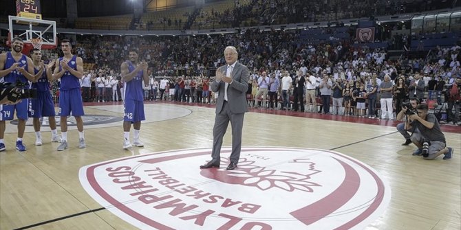 EFSANE ANTRENÖR IVKOVİC JÜBİLE YAPTI