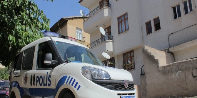 ÖNCE ANNESİNİ, SONRA AĞABEYİNİ BIÇAKLADI