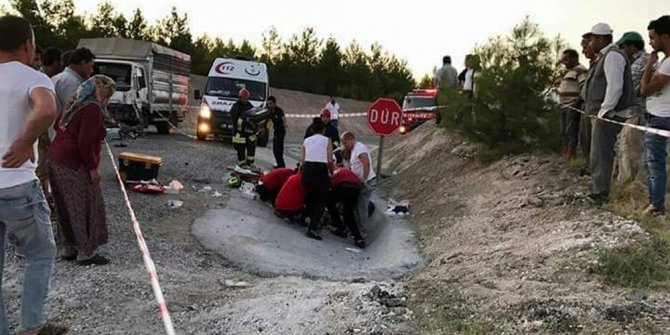 KAMYONET İKİ MOTOSİKLETE ÇARPTI: 2 ÖLÜ