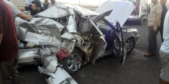 TIRIN ÇARPTIĞI OTOMOBİL HURDAYA DÖNDÜ: 1 ÖLÜ, 4 YARALI