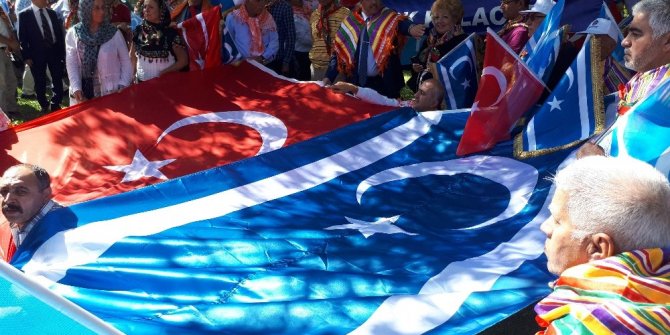 TÜRKMENLERDEN ‘KERKÜK TÜRK’TÜR TÜRK KALACAK’ MİTİNGİ