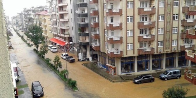 EV VE İŞ YERLERİNİ SU BASTI, YOLLAR ULAŞIMA KAPANDI