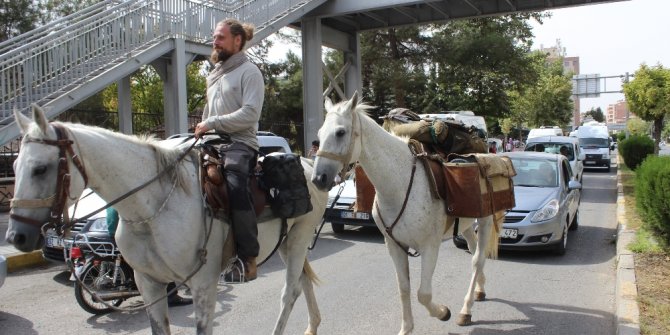 POLONYALI GEZGİNİ ‘DİRİLİŞ ERTUĞRUL’ OYUNCUSU SANDILAR