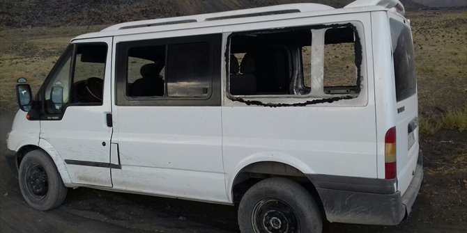 AĞRI'DA TERÖRİSTLER MİNİBÜSE ATEŞ AÇTI: 3 ÖLÜ, 2 YARALI