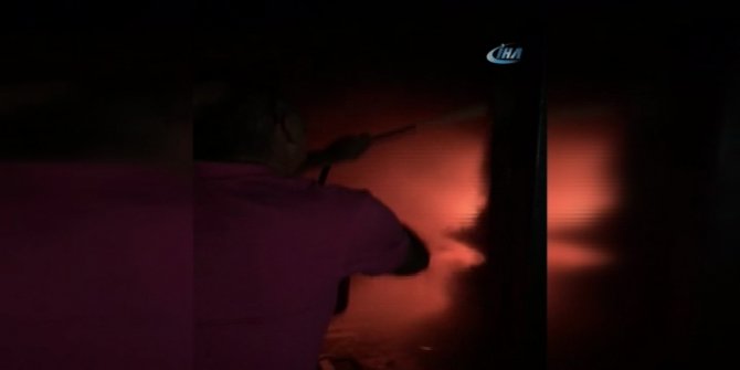 YANGIN TÜPÜYLE ALEVLER İÇİNDEKİ EVE MÜDAHALE ETTİ