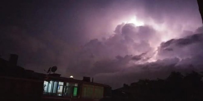 İSTANBUL’DA ŞİMŞEKLER GECEYİ AYDINLATTI