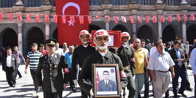 DİYARBAKIR ŞEHİDİNİ UĞURLADI
