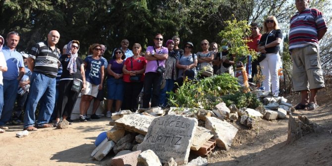 TUNCEL KURTİZ EDREMİT’TE MEZARI BAŞINDA ANILDI