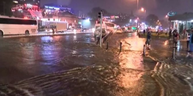 ÜSKÜDAR MEYDANI GÖLE DÖNDÜ