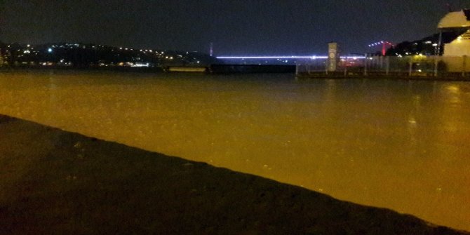 İSTANBUL BOĞAZI ÇAMURA BÜRÜNDÜ