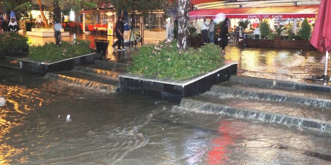 15 DAKİKALIK YAĞDI, YOLLAR DEREYE DÖNDÜ