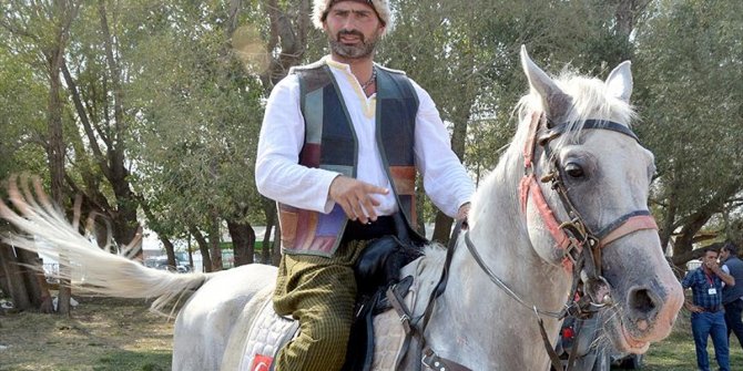 'ATLARA FISILDAYAN ADAM'IN ÖDÜLÜ SEVGİ