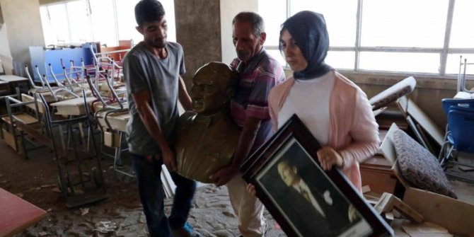 FETÖ’CÜLER ATATÜRK BÜSTÜNÜ İNŞAAT ARTIKLARININ ARASINA ATMIŞ