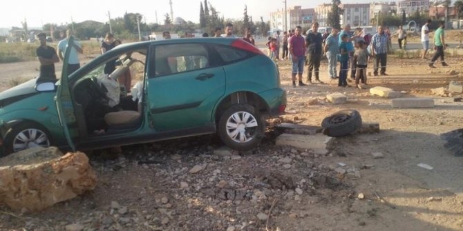 OTOMOBİL İLE ÇEKİCİ ÇARPIŞTI: 1 ÖLÜ, 2 YARALI